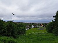 Cesta z Osla do Trondheimu nám tentokrát trvá sedm a půl hodiny. Místo sluníčka dovážíme déšť a vítr.