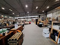 Tentokrát objevujeme například obchod s použitým zbožím BrukOm butikk. Samozřejmě nakupujeme důležité a potřebné věci, které brzy možná už tak nutně nebudeme potřebovat.