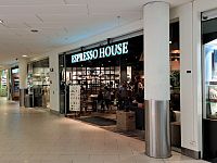 Dopolední káva a Kardemommebolle v městě Steinkjer v příjemném podniku Espresso house.