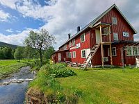 Namsskogan je vesnice v údolí Namdalen poblíž řeky Namsen v kraji Trondelag. Vesnicí prochází evropská silnice E6 a železniční trať Nordlandsbanen. My zde objevujeme restauraci Nams-Inn.