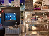 K našemu milému překvapení mají uvnitř automat na kávu, která umí udělat slušné espresso i flat white. V Norsku je nejoblíbenější filtrovaná káva a sehnat malé, silné espresso bez cukru a bez mléka není občas jednoduché.