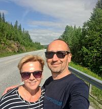 Kousek za zmíněnou obcí hledáme jedno menší parkoviště, kde překračujeme slavnostně 65. rovnoběžku. Další významný milník v naší cestě na sever. Ale stejně jako v případě té šedesáté nenacházíme žádné značení, musíme si najít souřadnice na mobilu.