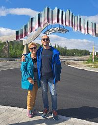 Nordlandportalen. Právě přejíždíme hranice Nord Norge a dostáváme se tak oficiálně do severního Norska.