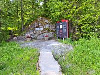 Odpočívadlo u silnice E6 je jmenuje Knutlia. V jeho rohu objevujeme upomínku na smutnou událost, která se zde a v okolí stala během druhé světové války. Blodveien (Krvavá cesta) je silnice, která vede severovýchodně od tohoto parkoviště.