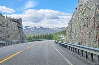 Občas se stuha silnice E6 přehoupne přes obzor a ukáže nám své nekonečno někde tam v dáli. Odhad vzdálenosti není jednoduchý.