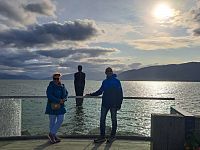 Město Mo i Rana hlídá jedenáct metrů vysoká a šedesát tun těžká žulová socha Havmannen stojící ve vodách zálivu.