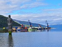 „Muž z moře“, jak lze název sochy přeložit, je po kolena ve vodě. Otočený zády k městu hledí na kouzelné vody fjordu.