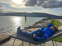 Muž z Česka hledí na svoji kouzelnou ženušku a říká, že je v Norsku krásně.