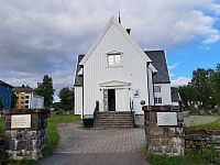 Bílý dřevěný kostel ve tvaru kříže postavený v novogotickém stylu je nejstarší budovu ve městě.