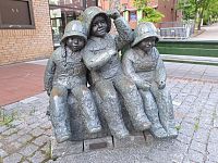 Už jsem psal minule, že sochy v ulicích norských měst mě nepřestanou udivovat. Žádní svatí, ale obyčejní lidé a jejich život.