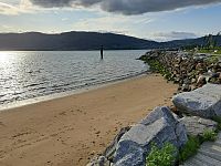 Při procházce městem kolem moře objevuji na pobřežní promenádě nápisy.