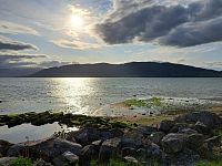 Dlouhý severský den, kdy člověk neví, zda je už noc a čas jít spát nebo se má pořád ještě kochat tou krásou kolem sebe.