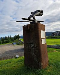 A především je to místní rodák (6. srpna 1955). V roce 2022 mu byla u skokanském můstku Fageråsbakken instalována jeho socha.