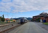 Některé vlaky jedou přímo, ale někdy se musí přestupovat ve městě Mo i Rana, které je významným dopravním uzlem. Na nástupišti lze spatřit pomník – bystu Ole Tobiase Olsena, který je známý jako otec projektu Nordlandsbanen.