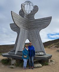 Právě překračujeme hranici Arktidy, magickou linii polárního kruhu a na několik příštích dnů opouštíme mírné zeměpisné pásmo, kde jsme strávili většinu našeho života.
