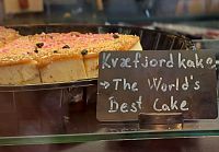 Uvnitř se nachází infocentrum, obchod se suvenýry a restaurace s kavárnou, kde mlsáme Kvæfjordkake – The World´s Best Cake, jak nám poradila slečna brigádnice z Brna.