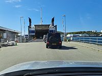 Opět jsme mile překvapeni, jak jim to tady dokonalo funguje. Nakládka osobních i nákladních automobilů, do toho pěší a cyklisté, vše jde jak po másle.