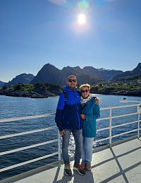 Užíváme si plavbu po klidném moři a vyhlížíme tam někde v dáli báječné Lofoty, které při pohledu na mapu vybíhají z pevniny do moře jako velká natažená paže.