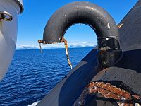 Loď je na některých místech trochu zrezlá, někde i trošku více. Avšak kapitán působí důvěryhodně. Určitě je to starý mořský vlk, tudíž nemám obavy. Ale raději přeji statečné lodi šťastnou cestu. A nám také.