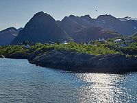 Loď je na některých místech trochu zrezlá, někde i trošku více. Avšak kapitán působí důvěryhodně. Určitě je to starý mořský vlk, tudíž nemám obavy. Ale raději přeji statečné lodi šťastnou cestu. A nám také.