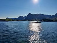 Název souostroví je v českém jazyce označován množným číslem, ale v norštině se jedná o jednotné číslo – Lofoten, složeným ze slov „lo“ (rys), „fot“ (noha) a určitého členu „en“.