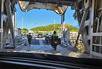 Po třech a půl hodinách plavby nás vítá přístav Moskenes. Také tady vše funguje, jak má být, a tudíž brzy vyjíždíme na silnici E10.