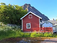Tady strávíme naši první noc na Lofotách. I když výraz „noc“? Bude totiž pořád světlo. Na tmu si tady v tuto roční dobu nehrají.