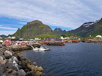 Pobřeží souostroví ovlivňuje teplý Golfský proud. Jižní část Lofot je nejsevernějším místem na Zemi, kde průměrná teplota nikdy neklesá pod nulu. Ve stejných zeměpisných šířkách se nachází podstatně chladnější Aljaška či Grónsko.