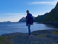 Zkouším si představovat, jak to tady vypadá ke konci roku, kdy měsíce prosinec a leden přivezou na Lofoty tmu. Sluníčko vůbec nevychází nad obzor a zdejší kraj střeží temnota polární noci.