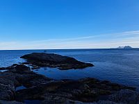 Sluneční světlo soustřeďuje svoji sílu oknem do ložnice. Pořádně zatahujeme závěsy a škvíry zakrýváme dekami. Doufáme, že se nám podaří usnout.