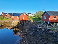 Norsk Fiskeværsmuseum. Výborně zachovalý komplex rybářské vesnice s typickými rybářskými domky. Expozice je věnovaná životu místních lidí spojenému s rybolovem.