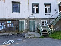 V obci objevujeme také Museumskafè, kde lze údajně i kávu nakoupit. Samozřejmě pouze v případě, že je otevřeno, což se nám nepoštěstilo.