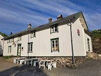 Před devátou hodinou odjíždíme, ne však daleko. Na ulici Å-veien si kupujeme v pekárně Bakeriet på Å dobroty sladké i slané.