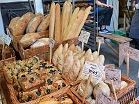 Otevřeno je každý den od devíti do tří odpoledne, ale již po půl deváté ráno se začíná tvořit fronta.