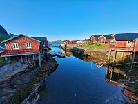 Z obce Å se vydáváme poznávat souostroví Lofoty, které se táhne od jihu k severu. Pět hlavních ostrovů (Austvågøya, Gimsøya, Vestvågøya, Flakstadøya, Moskenesøya) doplňují menší ostrovy, skalnaté ostrůvky, útesy i větší balvany.