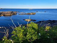Mezi norskou pevninou a Lofotami leží široký a hluboký fjord Vesterålsfjorden.