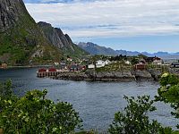 Dva klenuté mosty a mezi nimi ostrov Sakrisøya. Jeden z nejznámější fotografických záběrů na Lofotách lze pořídit přímo z mostu před vesnicí Hamnøya.