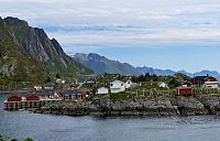 Domečky na skalkách i na kůlech na pozadí hor.