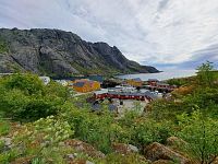 Návštěva obce Nusfjord má však drobný zádrhel. Na začátku vesnice se musí zaplatit vstupné a poté může člověk spatřit především davy turistů.