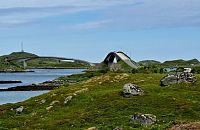 Norové jsou bez debaty mistři v budování infrastruktury v tak výrazně hornaté zemi. Specialitou silnice E10 jsou kromě podmořských tunelů zajímavě vyklenuté mosty.