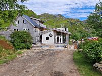 Rodinná sýrová farma Lofoten Gårdsysteri vyrábí úžasné sýry. V její farmářské prodejně lze ochutnat různé dobroty, což také činíme. Moc se nám tady líbí.