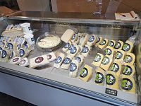 Steinfjording (bílý kozí sýr), Nordlandsost (sýr z kravského a kozího mléka), Vinterlys (Zimní světlo – sýr s modrou plísní z čerstvého kozího mléka), Sommersno (Letní sníh – sýr z čerstvého, nepasterizovaného kozího mléka).