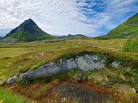 Posíláme naše oči na dlouhou pouť okolní kouzelnou krajinou.