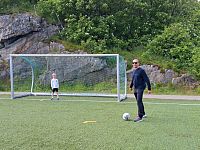 V zadní části obce se ukrývá světoznámé fotbalové hřiště, které je přístupné místním klukům i fotbalovým legendám. V tuto roční dobu na něm hrají 24 hodin denně, i za letního půlnočního slunce, zpěvu ptáků a hluku vln tříštících se o přilehlé skály.