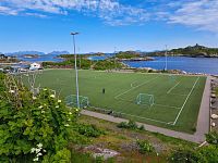 Henningsvaer Fotballbanen získal nedávno celosvětovou pozornost. UEFA natáčela na hřišti a v jeho okolí pro své video „We Play Strong“ s Liv Cooke, britskou mistryní světa ve freestyle fotbale a sedminásobnou světovou rekordmankou.