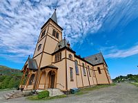Někdejšímu hlavnímu městu Kabelvåg dominuje jedna z největších dřevěných katedrál za polárním kruhem.