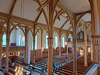 Po zaplacení 50 NOK si jdu prohlédnout interiér jedné z největších dřevěných budov v severním Norsku. Dovnitř této úžasné stavby by se mělo vejít až 1200 lidí. Tolik nás tady ale dnes naštěstí není.