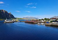 Svolvær, největší město Lofot leží podél Vestfjorden na ostrově Austvågøya, nejvýchodnějším ostrově souostroví Lofoty.