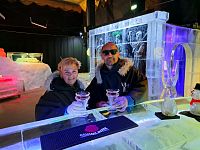 Dostává se nám vřelého přivítání, zimního ponča a rukavic i přivítacího drinku podávaného ve sklenici z ledu.