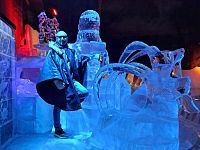 V ledové galerii pohlížíme do tváře fascinující historii Lofot, rybářům i Vikingům.